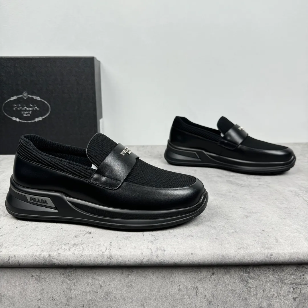 Batch 700 Prada/Prada men's matte leather thick-soled lightweight loafers! Casual fit, lightweight rubber sole slip-on driving shoes, matte calfskin wrapped around the entire upper, front body in pebbled calfskin/soft cloth, two styles available! Decorated with genuine leather buckle, front decorative details of PRADA silver letters, genuine leather feet, classic silver letter logo badge details, technical mesh lining, push-on opening and closing method, convenient and comfortable, cool and breathable! Paired with a lightweight, sporty functional thick sole, it is extremely comfortable on the feet and will not be tiring after long-term wear. It is available in multiple colors to meet different matching needs and comes with a complete package! Size: 39-40-41-42-43-44 Leather shoe size Item number: 2EE915 leather cloth black